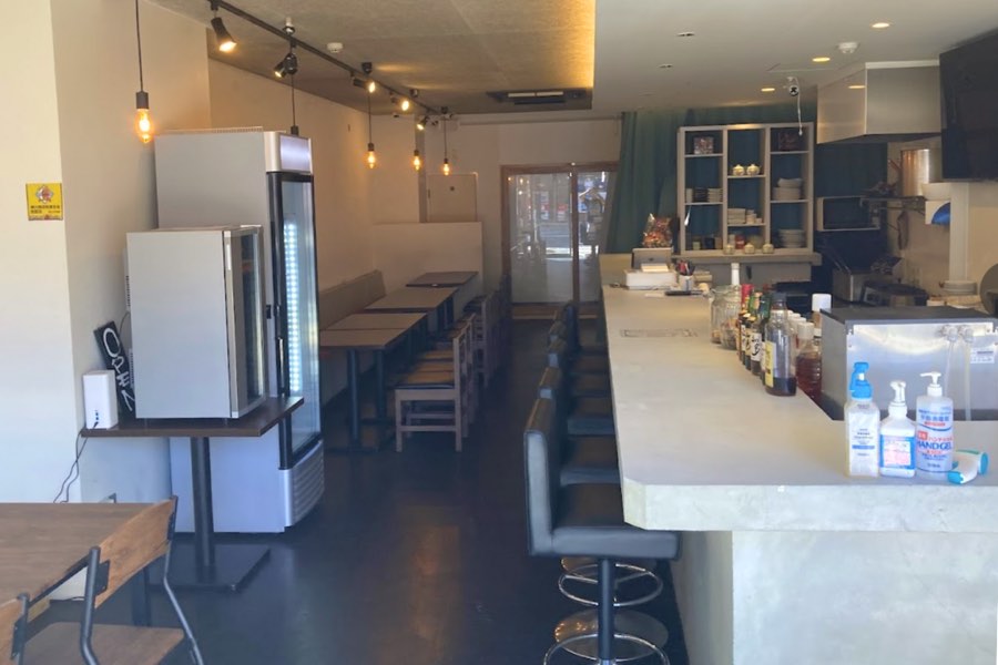 バーとしても営むおしゃれな店内